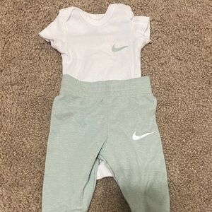 Nike Kids Matching Set - White and Light Green